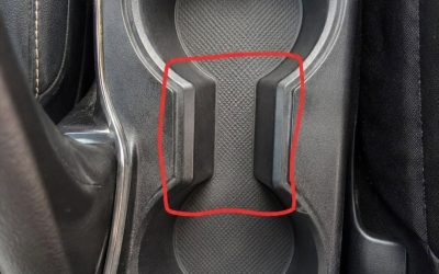 🚗 A cosa serve quello strano spazio tra i portabicchieri dell’auto?