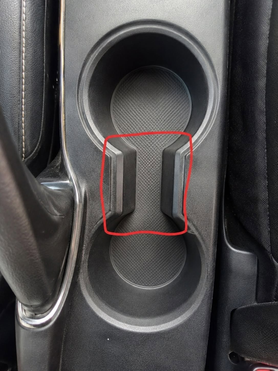 🚗 A cosa serve quello strano spazio tra i portabicchieri dell’auto?